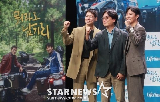 배우 이상윤,김종우 PD, 배우 김남길이 7일 오후 서울 마포구 상암동 MBC 사옥에서 진행된 새 시사교양 '뭐라도 남기리' 제작발표회에 참석해 포즈를 취하고 있다. /사진=이동훈 기자
