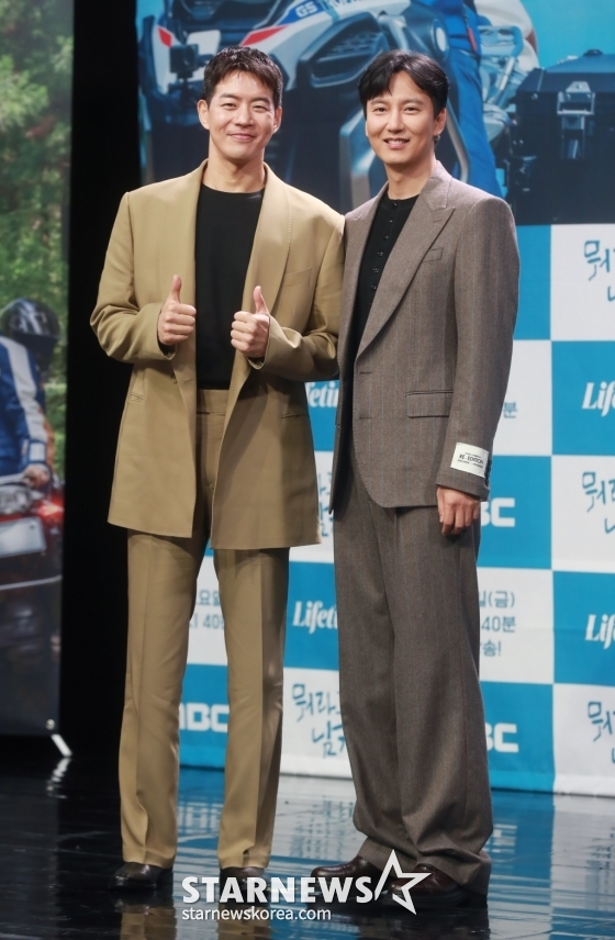 배우 이상윤,김종우 PD, 배우 김남길이 7일 오후 서울 마포구 상암동 MBC 사옥에서 진행된 새 시사교양 '뭐라도 남기리' 제작발표회에 참석해 포즈를 취하고 있다. /사진=이동훈 기자