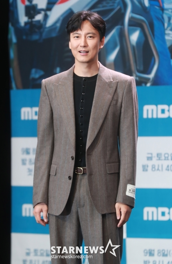 배우 김남길이 7일 오후 서울 마포구 상암동 MBC 사옥에서 진행된 새 시사교양 '뭐라도 남기리' 제작발표회에 참석해 포즈를 취하고 있다. /사진=이동훈 기자