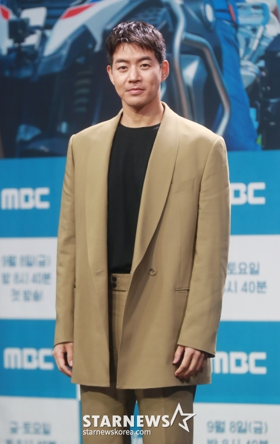 배우 이상윤이 7일 오후 서울 마포구 상암동 MBC 사옥에서 진행된 새 시사교양 '뭐라도 남기리' 제작발표회에 참석해 포즈를 취하고 있다. /사진=이동훈 기자
