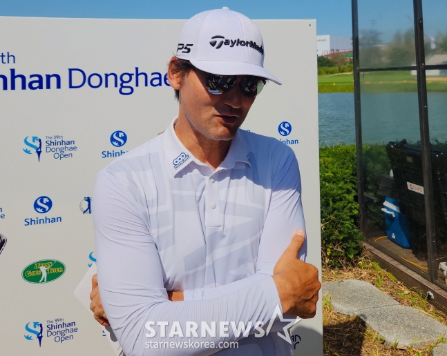 박찬호가 7일 KPGA 코리안투어 신한동해오픈 1라운드를 마치고 취재진과 인터뷰를 하고 있다. /사진=안호근 기자