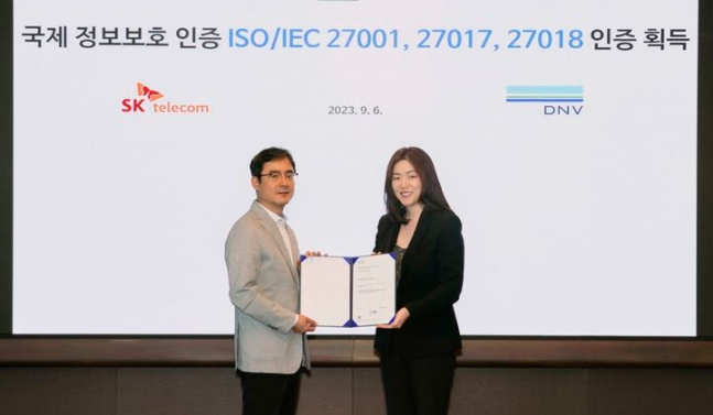 이소영 디엔브이 비즈니스 어슈어런스 코리아 대표(우측)가 서울 SK텔레콤 T타워에서 손영규 SK텔레콤 정보보호담당(CISO, 좌측)에게 인증서를 전달하는 모습.