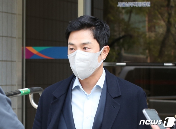 (서울=뉴스1) 권현진 기자 = 배우 성유리의 남편 프로골퍼 안성현(42)이 7일 서울남부지법에서 열린 구속 전 피의자 심문(영장실질심사)를 마친 뒤 이동하고 있다. 안성현은 특정 암호화폐 업체로부터 코인 여러 개를 빗썸에 상장시켜달라는 청탁을 받고 수십억원을 받은 혐의(특정범죄가중처벌법상 사기, 배임수재 등)를 받고 있다. 2023.4.7/뉴스1 Copyright (C) 뉴스1. All rights reserved. 무단 전재 및 재배포 금지.