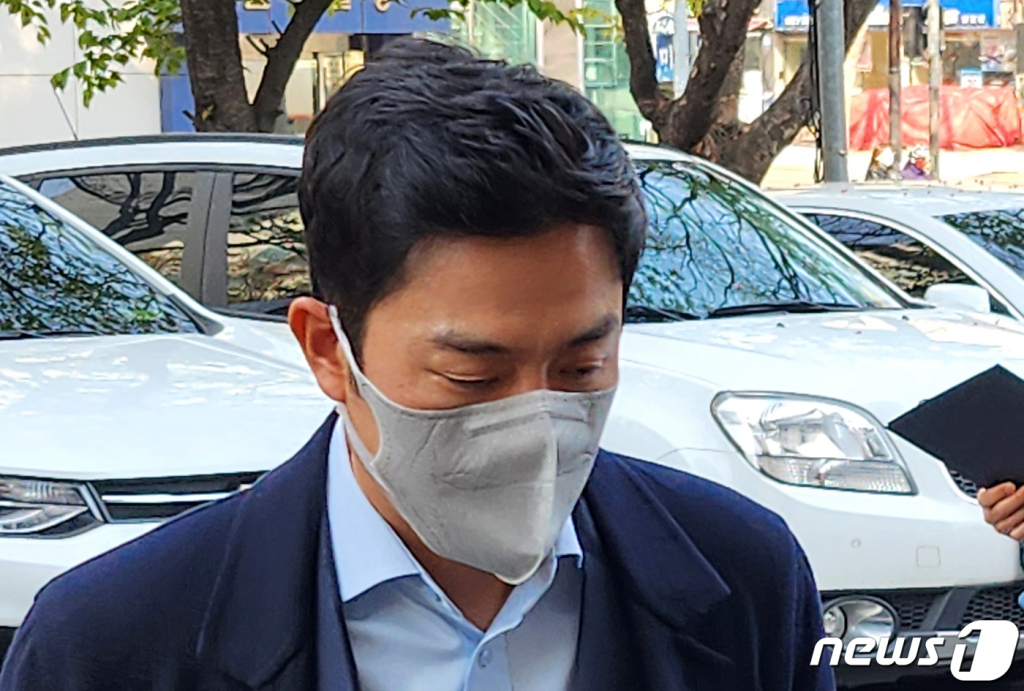 (서울=뉴스1) 한병찬 기자 = 배우 성유리의 남편 프로골퍼 안성현(42)이 7일 오전 서울남부지법에서 열린 구속 전 피의자 심문(영장실질심사)에 출석하고 있다. 안성현은 특정 암호화폐 업체로부터 코인 여러 개를 빗썸에 상장시켜달라는 청탁을 받고 수십억원을 받은 혐의(특정범죄가중처벌법상 사기, 배임수재 등)를 받고 있다. 2023.4.7/뉴스1 Copyright (C) 뉴스1. All rights reserved. 무단 전재 및 재배포 금지.