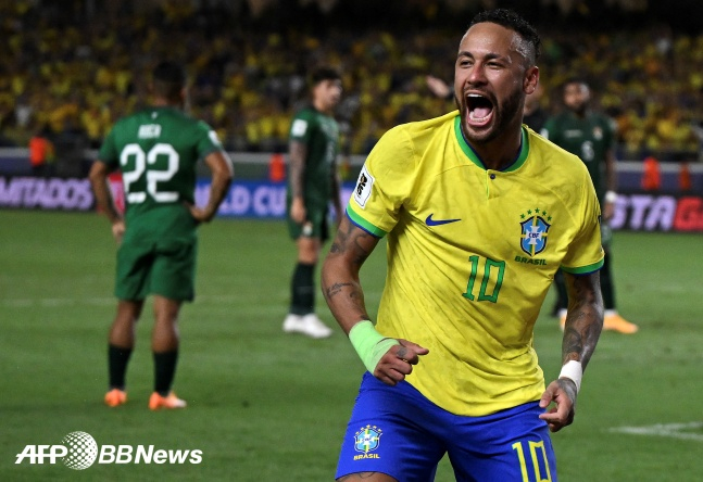 브라질의 네이마르(오른쪽)가 9일(한국시간) 볼리비아와 2026 국제축구연맹(FIFA) 북중미 남미지역 예선 첫 경기에서 골을 기록한 뒤 세리머니를 하고 있다./AFPBBNews=뉴스1