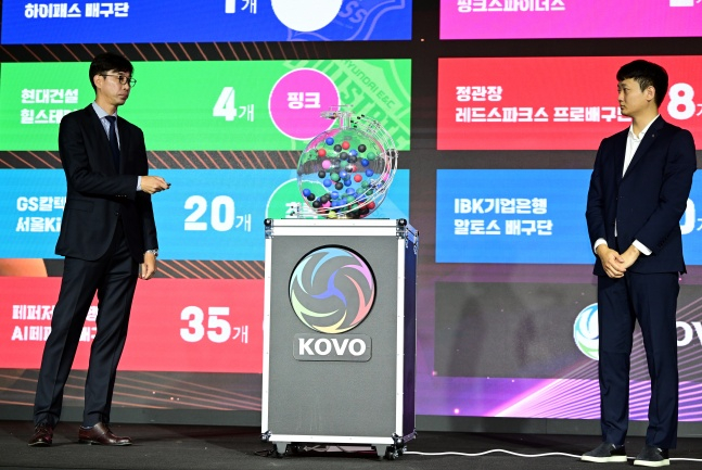 김세진 경기운영본부장(왼쪽)이 10일 서울 강서구 메이필드 호텔에서 열린 2023 KOVO 여자부 신인드래프트에서 구슬 추첨을 하고 있다. /사진=한국배구연맹