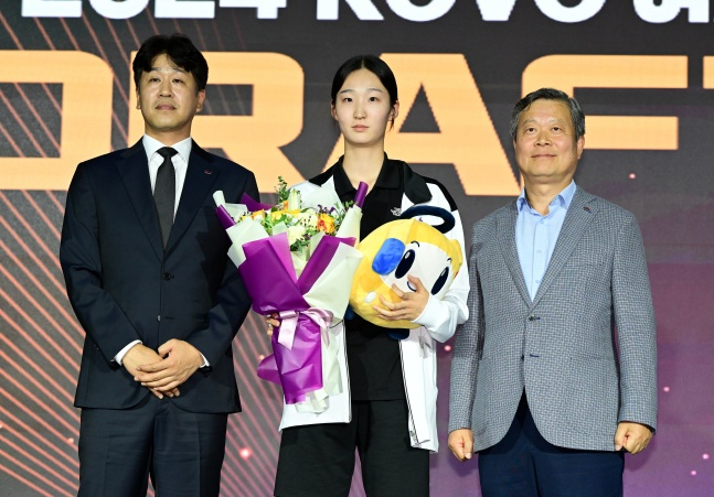 한봄고 김세빈(가운데)이 10일 서울 강서구 메이필드 호텔에서 열린 2023 KOVO 여자부 신인드래프트에서 전체 1순위 지명을 받고 기념사진을 촬영하고 있다./사진=한국배구연맹