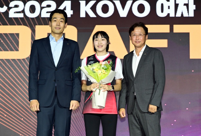 일신여상 곽선옥(가운데)이 10일 서울 강서구 메이필드 호텔에서 열린 2023 KOVO 여자부 신인드래프트에서 전체 2순위 지명을 받고 기념사진을 촬영하고 있다./사진=한국배구연맹