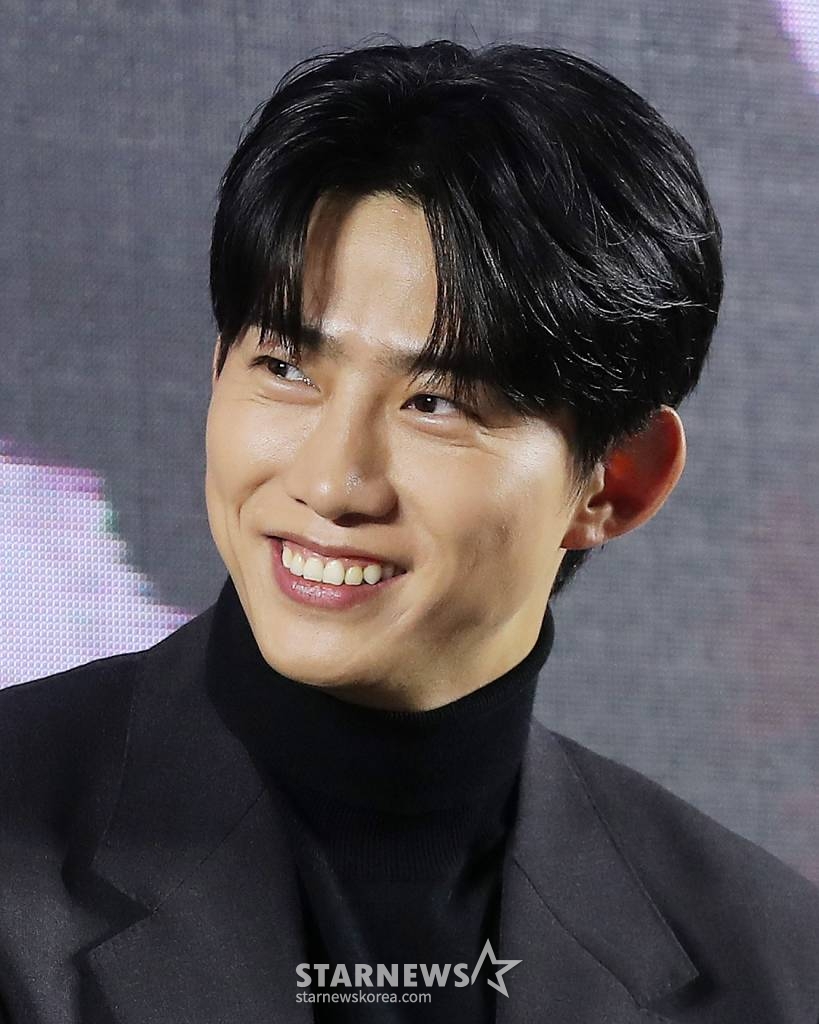 배우 옥택연이 11일 오후 서울 송파구 롯데시네마 워드타워에서 열린 영화 '한산 리덕스' 웰컴백 쇼케이스에 참석해 팬들을 바라보고 있다. '한산 리덕스'는 1592년 임진왜란 초기 조선의 운명을 건 해전을 앞둔 이순신 장군(박해일 분)의 고뇌와 전투에 임했던 이들의 못다한 이야기를 다룬다. 영화 '한산: 용의 출현'에서 21분 15초가 추가된 버전인 '한산 리덕스'에는 관객들의 호평과 요청에 힘입어 이순신 장군을 비롯한 다양한 인물들의 서사들과 함께 더욱 풍부한 한산해전 시퀀스들이 추가됐다. 2022.11.11 /사진=김창현 기자 chmt@