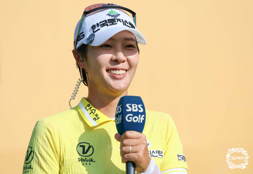 우승 후 환하게 웃고 있는 박지영. /사진=KLPGA 제공