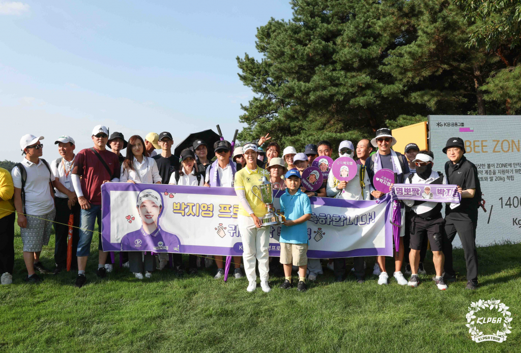 박지영(가운데)이 10일 우승 후 팬클럽과 기념 촬영에 임하고 있다. /사진=KLPGA 제공