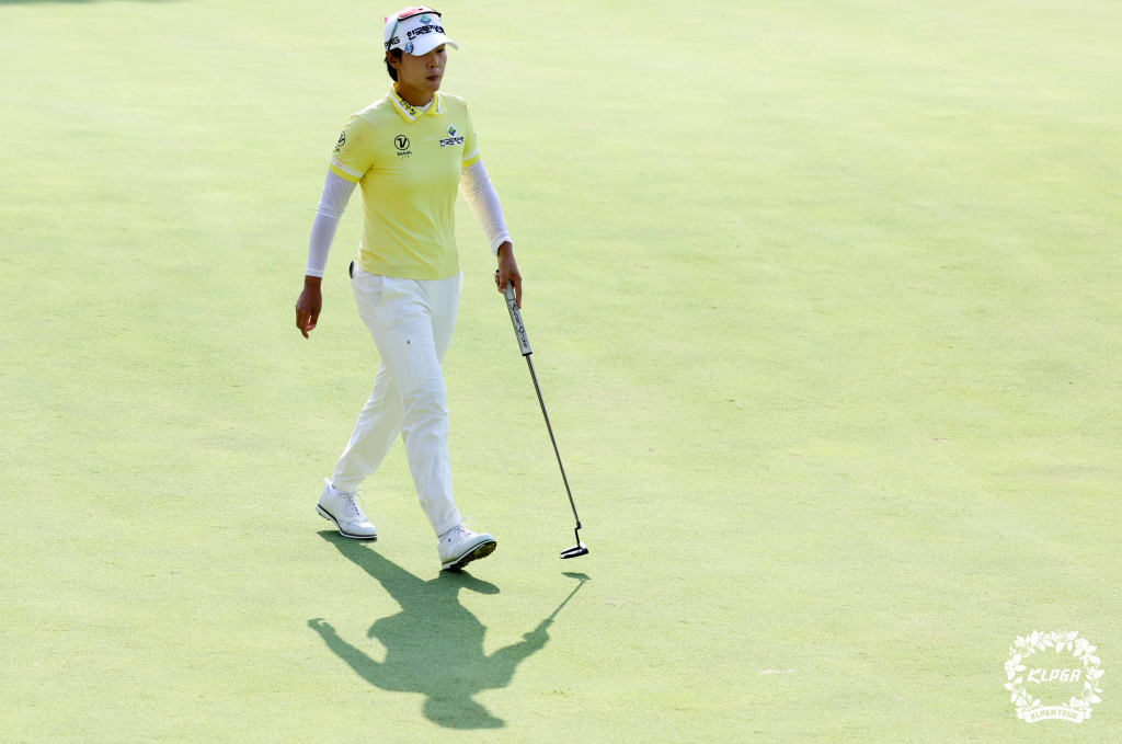 박지영이 그린을 걷고 있다. /사진=KLPGA 제공