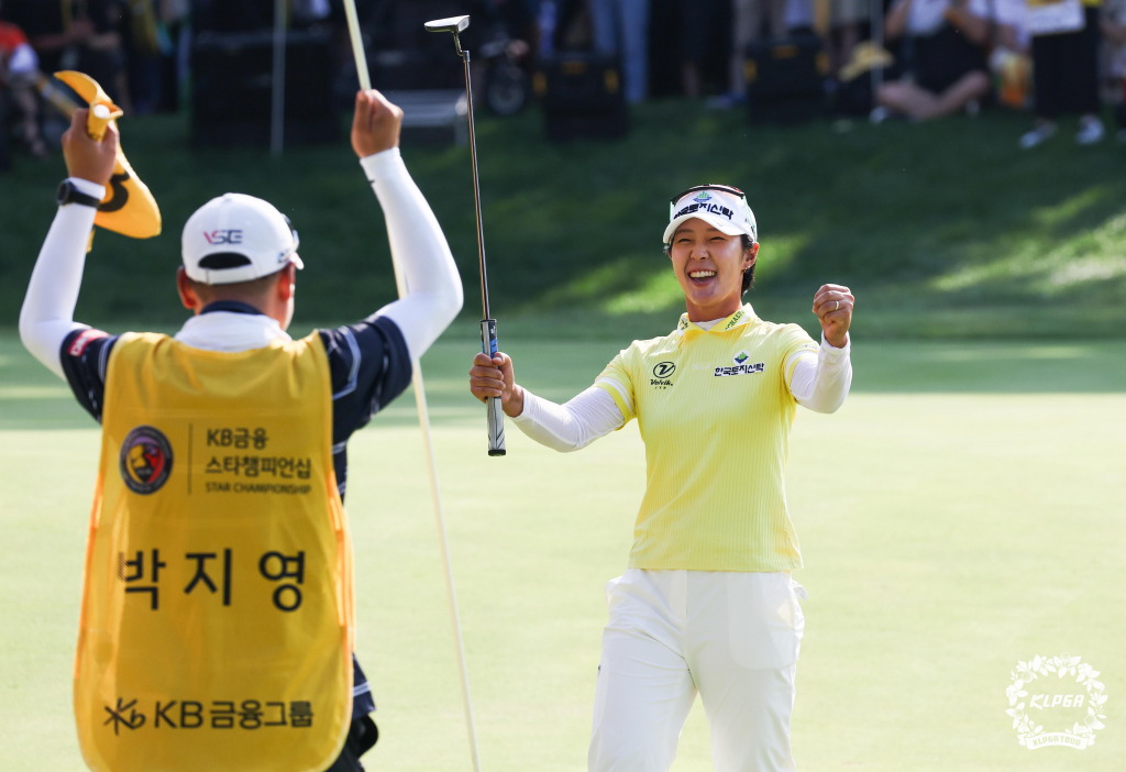 우승 확정 후 기뻐하는 박지영(오른쪽). /사진=KLPGA 제공