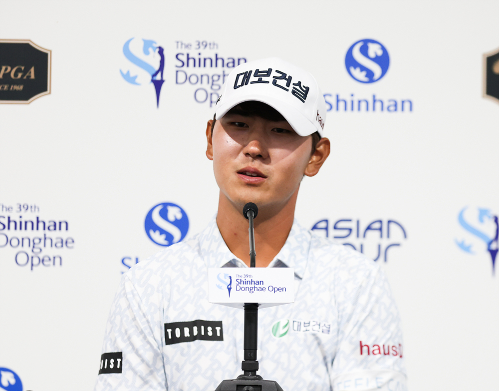 우승 후 인터뷰에 임하고 있는 고군택. /사진=KPGA 제공