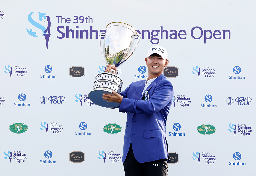 우승 트로피와 함께 환하게 웃고 있는 고군택. /사진=KPGA 제공