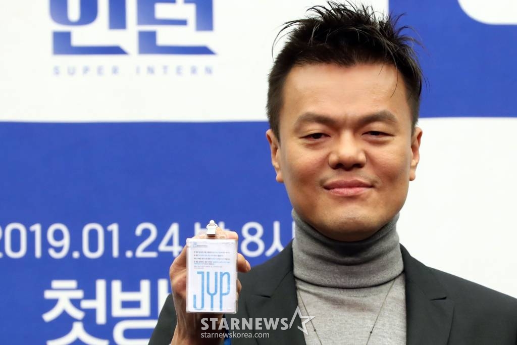 가수 박진영이 24일 오후 서울 마포구 스탠포드 호텔에서 열린 엠넷 '슈퍼인턴' 제작발표회에 참석해 포즈를 취하고 있다. Mnet 슈퍼인턴은 인턴쉽 프로젝트를 통해 엔터테인먼트의 리얼한 비하인드 스토리를 직접 볼 수 있는 프로그램으로 오늘 저녁 첫 방송된다. /사진=임성균 기자 tjdrbs23@