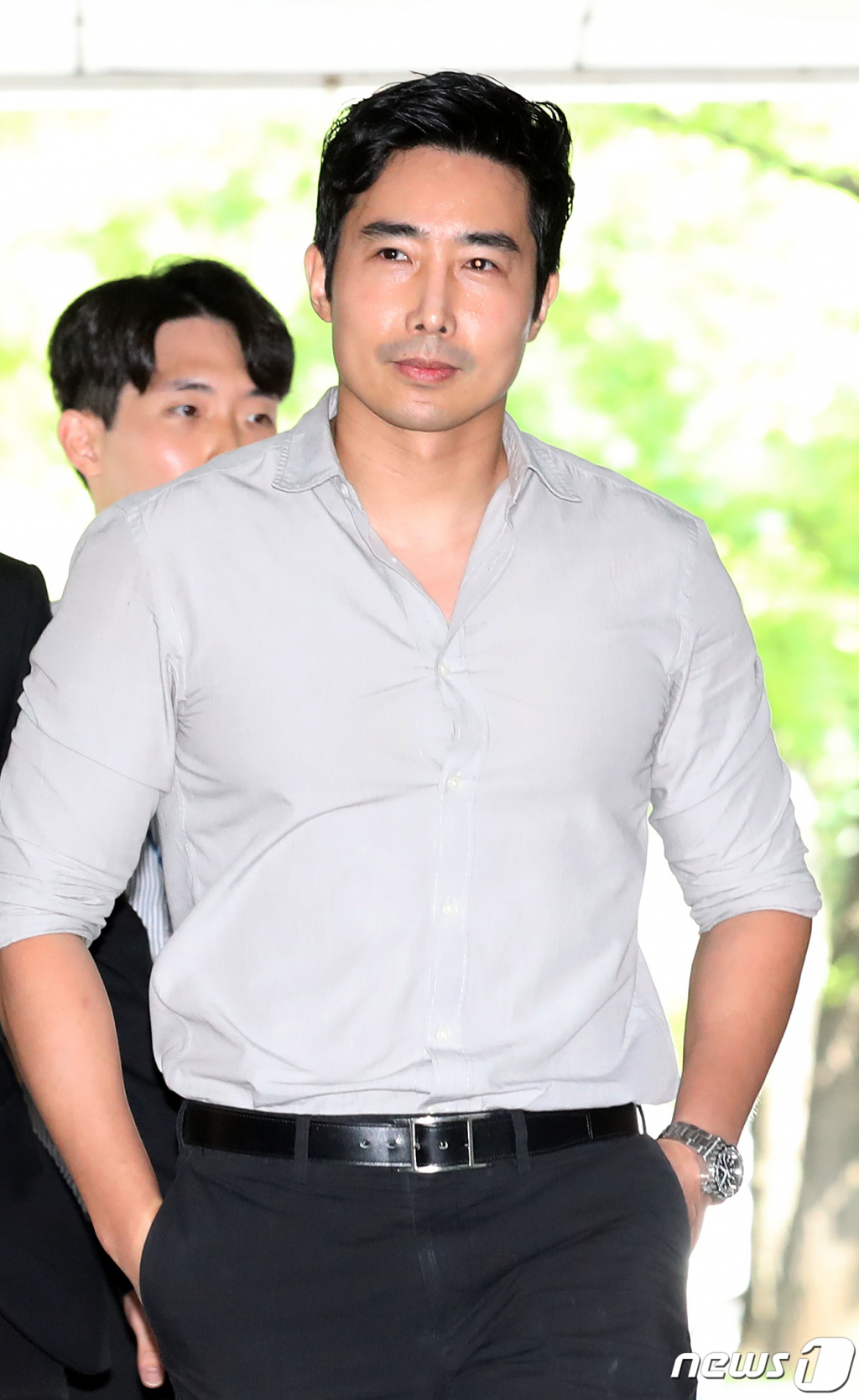 (서울=뉴스1) 장수영 기자 = 우크라이나 참전으로 인한 여권법 위반 및 도주치상 혐의로 기소된 이근 전 대위가 17일 오전 서울 서초구 서울중앙지검에서 열린 1심 선고 공판에 출석하고 있다. 2023.8.17/뉴스1 Copyright (C) 뉴스1. All rights reserved. 무단 전재 및 재배포 금지.