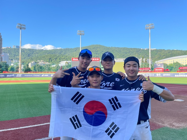 왼쪽부터 수훈선수 이승민, 이충헌, 김택연, 여동건. /사진=WBSC