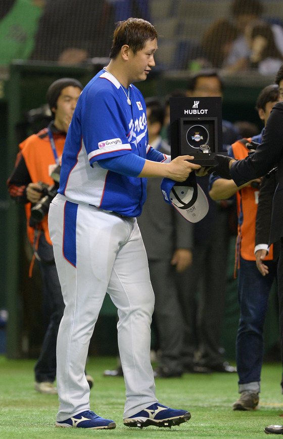 2015 WBSC 프리미어12 4강전 대한민국과 일본의 경기를 4-3 승리로 이끈 이대호가 MVP를 수상하고 있다. /사진=뉴스1