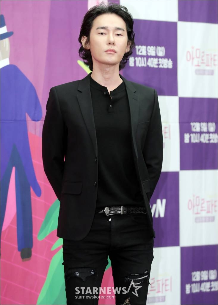 허지웅 작가가 7일 오전 서울 마포구 상암동 스탠포드호텔에서 진행된 tvN '아모르파티' 제작발표회에 참석해 포즈를 취하고 있다. '아모르파티'는 화려한 스포트라이트를 받고 살아가는 스타들을 홀로 키워낸 자랑스러운 홀어머니, 홀아버지들이 함께 여행을 떠나는 프로그램으로 오는 9일 첫 방송된다. /사진=김창현 기자 chmt@