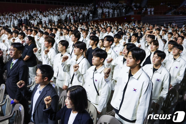 대한민국 항저우 아시안게임 출전 선수단 등 참석자들이 12일 오후 서울 송파구 올림픽공원 올림픽홀에서 열린 '제19회 항저우 아시안게임 선수단 결단식'에서 파이팅을 외치고 있다. /사진=뉴스1