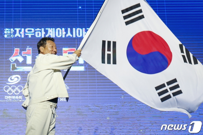 최윤 항저우 아시안게임 선수단장이 12일 오후 서울 송파구 올림픽공원 올림픽홀에서 열린 '제19회 항저우 아시안게임 선수단 결단식'에서 단기를 흔들고 있다. /사진=뉴스1