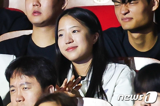대한민국 탁구 국가대표 신유빈이 12일 오후 서울 송파구 올림픽공원 올림픽홀에서 열린 '제19회 항저우 아시안게임 선수단 결단식'에 참석해 박수를 치고 있다. /사진=뉴스1