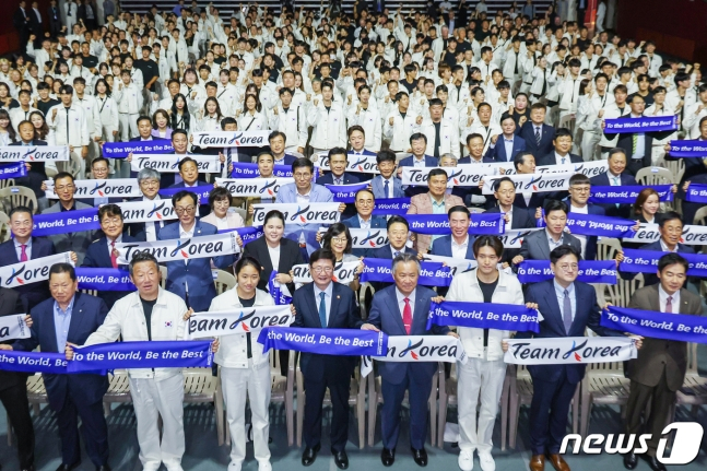 대한민국 항저우 아시안게임 출전 선수단 등 참석자들이 12일 오후 서울 송파구 올림픽공원 올림픽홀에서 열린 '제19회 항저우 아시안게임 선수단 결단식'에서 파이팅을 외치고 있다. /사진=뉴스1