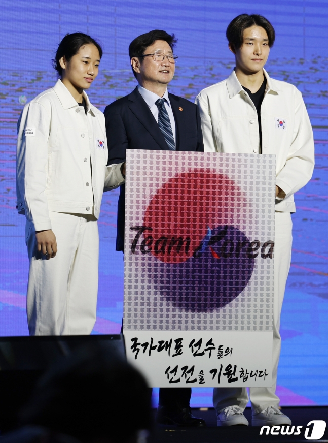 대한민국 항저우 아시안게임 선수단 대표 안세영(배드민턴)과 김우민(수영)이 12일 오후 서울 송파구 올림픽공원 올림픽홀에서 열린 '제19회 항저우 아시안게임 선수단 결단식'에서 박보균 문화체육관광부 장관으로부터 기념품을 받고 있다. /사진=뉴스1