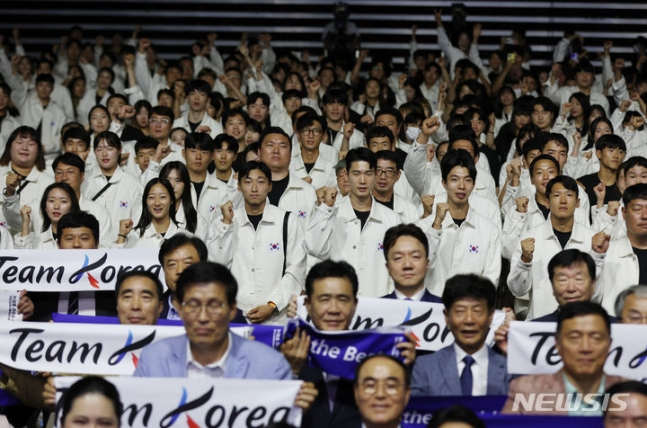 12일 서울 올림픽공원 올림픽홀에서 열린 2022 항저우 아시안게임 선수단 결단식에서 참가자들이 기념촬영을 하고 있다. /사진=뉴시스