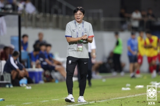 선수들을 격려하는 황선홍 감독. /사진=대한축구협회 제공