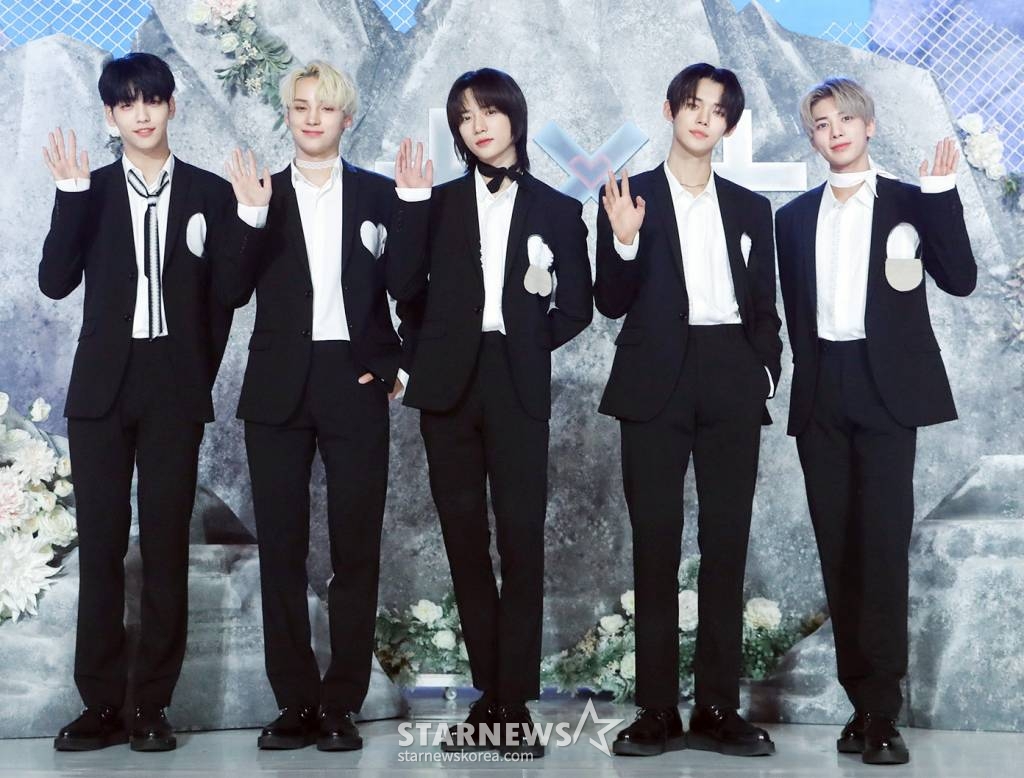 그룹 투모로우바이투게더(TXT)가 31일 오후 온라인으로 진행된 두 번째 정규 앨범 '혼돈의 장: FREEZE' 발매 기념 쇼케이스에 참석해 포즈를 취하고 있다. 투모로우바이투게더의 타이틀곡 '0X1=LOVESONG (I Know I Love You) feat. Seori'(제로 바이 원 러브송)은 트렌디한 하이브리드 팝 록 장르의 곡으로, 혼돈 속에서 만난 너를 향한 사랑만은 확실하다고 믿는 소년의 '자기 확신적' 사랑을 노래한다. 모든 것이 제로(0)인 세계에서 영혼에 구멍(0)이 뚫린 소년에게 다가온 한 명(1)의 소녀를 만난 이야기를 등식으로 표현한 제목이 흥미를 유발한다. / 사진제공 = 빅히트뮤직 /사진=김창현 기자 chmt@