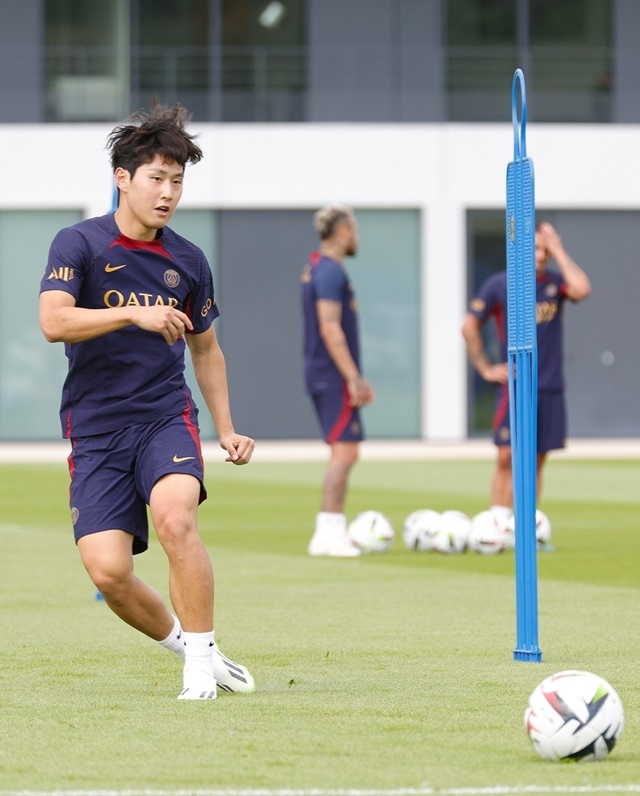 이강인이 패스 훈련에 집중하고 있다. /사진=PSG SNS