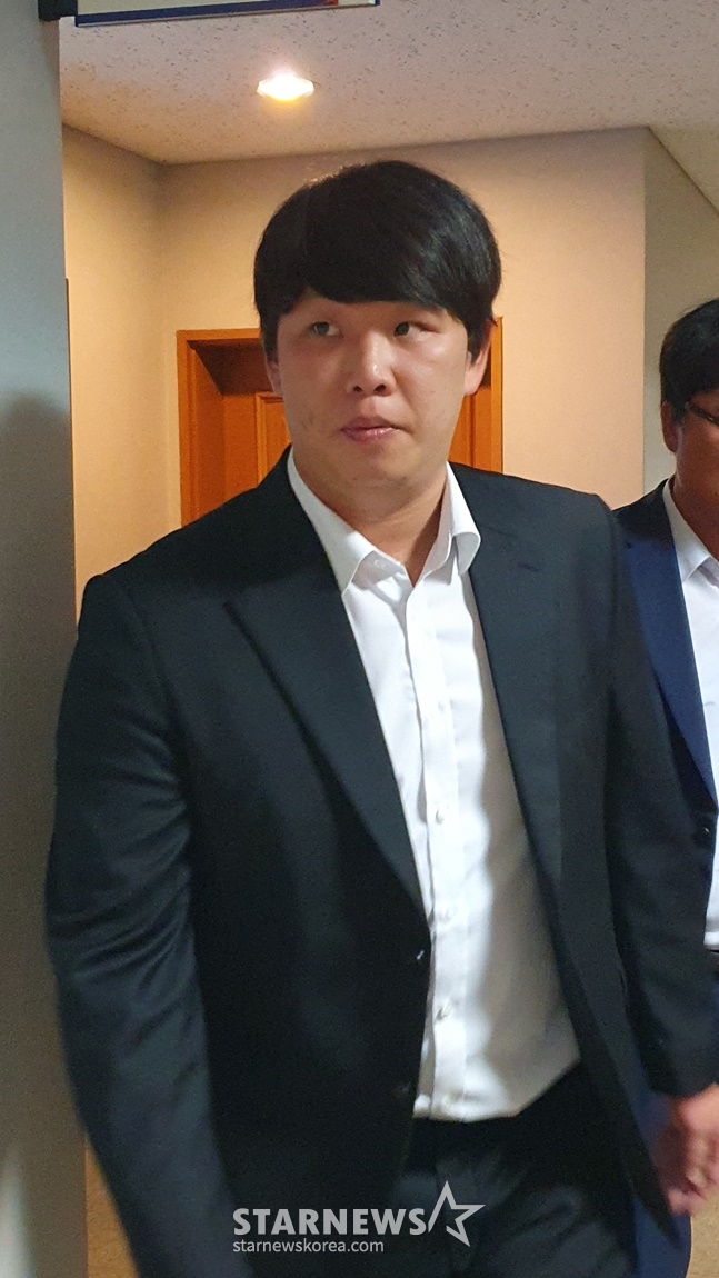 서준원이 13일 부산지방법원에서 열린 1심 선고공판 후 굳은 표정으로 법정을 빠져나가고 있다. /사진=양정웅 기자