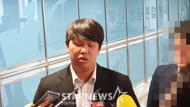 전 롯데 자이언츠 투수 서준원이 13일 부산지방법원에서 열린 1심 선고공판 후 취재진과 인터뷰를 하고 있다. /사진=양정웅 기자