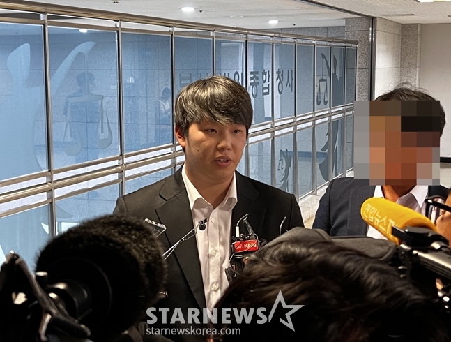 서준원이 13일 부산지방법원에서 열린 1심 선고공판 후 취재진과 인터뷰를 하고 있다. /사진=양정웅 기자