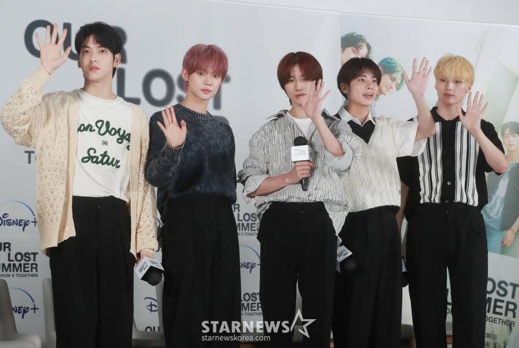 그룹 투모로우바이투게더가 26일 오후 서울 CGV용산아이파크몰에서 진행된 디즈니+ 오리지널 다큐멘터리 스페셜 '투모로우바이투게더: 날씨를 잃어버렸어' 팬시사회에 참석해 인사를 하고 있다. /2023.07.26 /사진=이동훈 기자 photoguy@