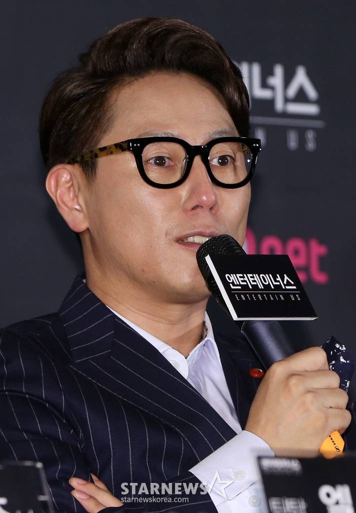 29일 오전 서울 마포구 상암동 CJ E&M 센터에서 열린 Mnet 블랙드라마 '엔터테이너스' 제작발표회에 참석하고 있다. '엔터테이너스'는 가요계 최고의 제작자를 꿈꾸는 윤종신이 현역 인기 아이돌 틴탑을 직접 프로듀싱하면서 벌어지는 이야기를 그린 리얼리티와 드라마가 혼합된 블랙드라마로 오는 31일 첫 방송된다. /사진=최부석 기자 my2eye@