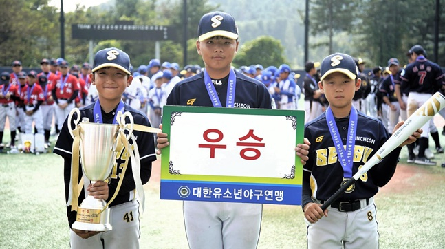 우승을 차지한 인천서구유소년야구단 선수들. /사진=대한유소년야구연맹