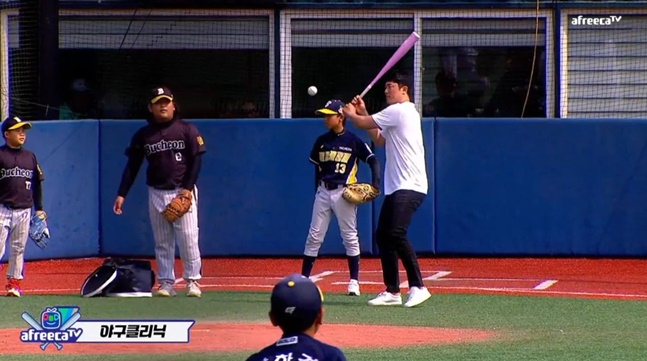 KIA 김민우(오른쪽) 코치의 야구 클리닉 모습. /사진=대한유소년야구연맹