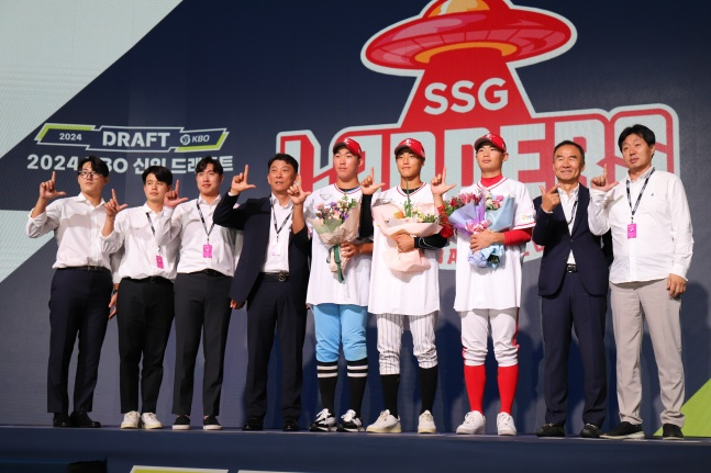 SSG 지명 선수들과 프런트가 14일 서울 중구 웨스틴조선호텔 그랜드볼룸에서 열린 '2024 KBO 신인 드래프트'에서 단체 사진을 찍고 있다. /사진=SSG 랜더스