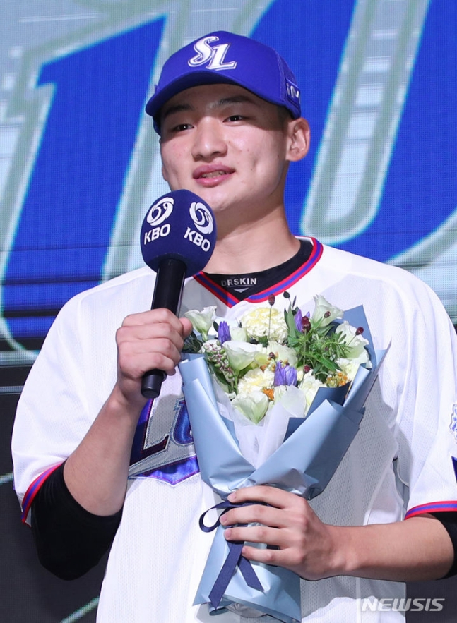 장충고 육선엽이 14일 서울특별시 중구 소공동에 위치한 웨스틴조선호텔 그랜드볼룸에서 진행된 2024 KBO 신인드래프트에서 삼성의 1라운드 지명을 받은 뒤 소감을 전하고 있다. /사진=뉴시스