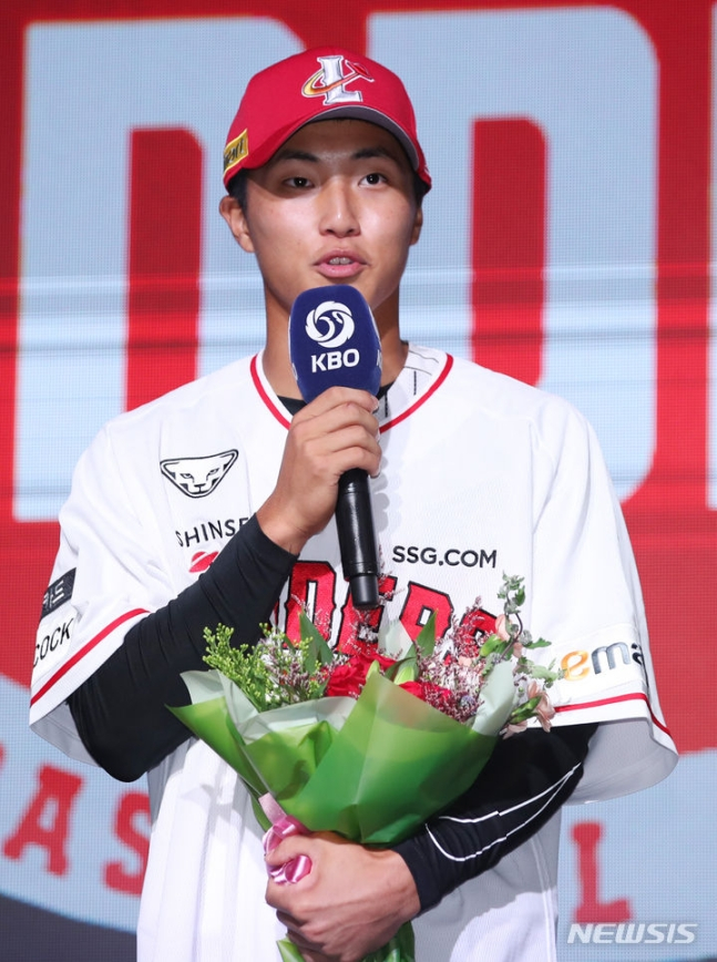세광고 박지환이 14일 서울특별시 중구 소공동에 위치한 웨스틴조선호텔 그랜드볼룸에서 진행된 2024 KBO 신인드래프트에서 SSG의 1라운드 지명을 받고 소감을 전하고 있다. /사진=뉴시스