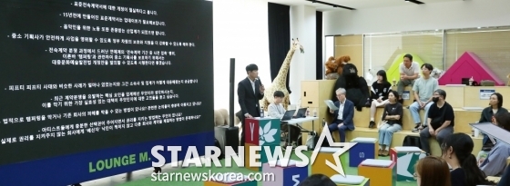 윤동환 음악레이블협회장이 14일 오후 서울 마포구 창전동 라운지M에서 열린 '2023 대중음악산업 발전을 위한 세미나'에 참석해 참석자들과 대화를 나누고 있다. /사진=김창현 기자