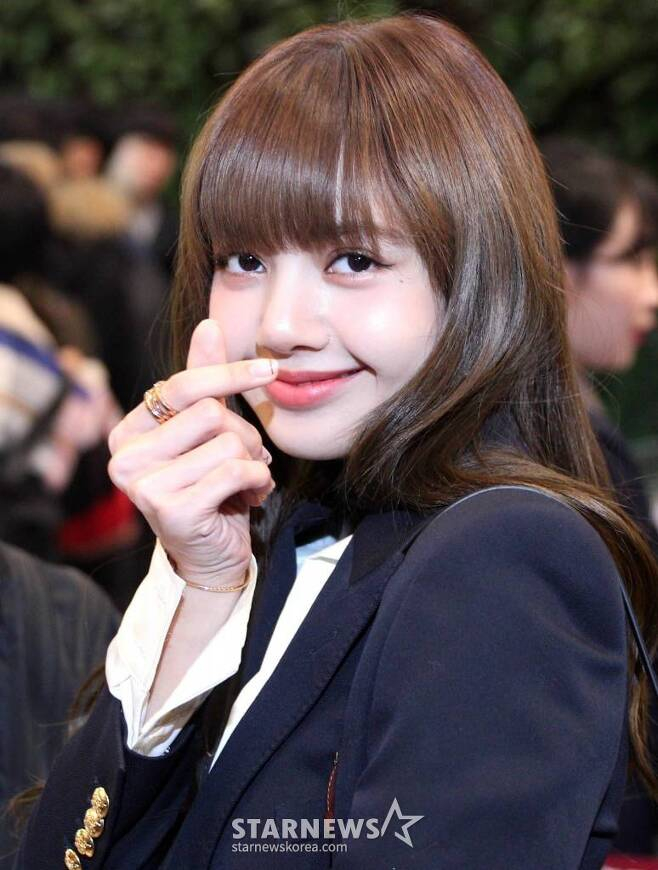 블랙핑크 리사가 중국 베이징에서 열리는 패션브랜드 행사에 참석하기 위해 6일 오전 김포국제공항을 통해 출국하고 있다. /사진=임성균 기자 tjdrbs23@