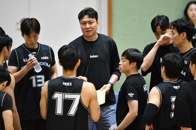 송영진 감독(가운데)이 이끄는 KT가 14일 2023 신인선수 드래프트 추첨식에서 전체 1순위 지명권을 얻었다. /사진=KBL
