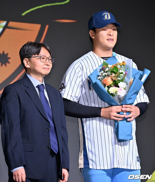 14일 열린 2024 KBO 신인 드래프트에서 NC 다이노스의 1라운드 지명을 받은 휘문고 투수 김휘건(오른쪽)이 임선남 NC 단장과 기념촬영을 하고 있다. /사진=OSEN