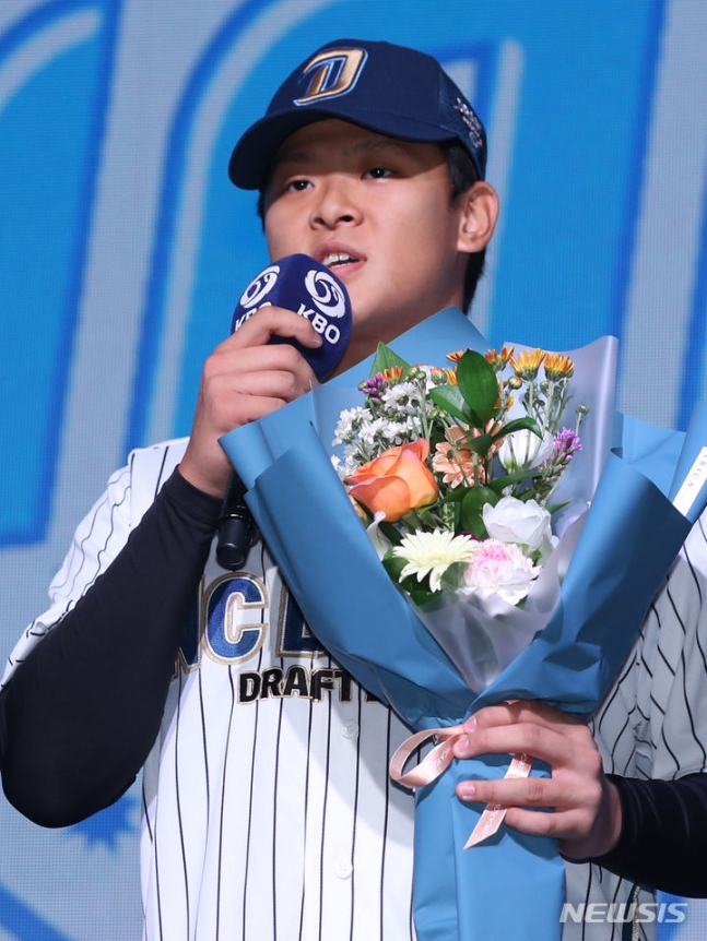 14일 열린 2024 KBO 신인 드래프트에서 NC 다이노스의 1라운드 지명을 받은 휘문고 투수 김휘건이 소감을 밝히고 있다. /사진=뉴시스