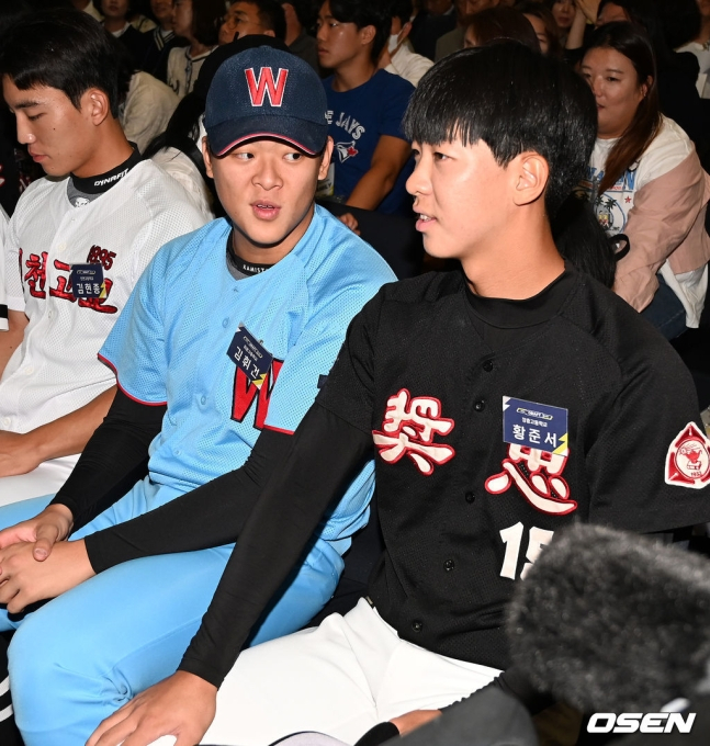 14일 열린 2024 KBO 신인 드래프트에서 휘문고 투수 김휘건(왼쪽)이 장충고 투수 황준서와 대화를 나누고 있다. /사진=OSEN
