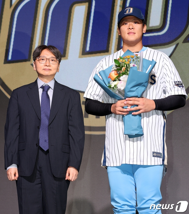 14일 열린 2024 KBO 신인 드래프트에서 NC 다이노스의 1라운드 지명을 받은 휘문고 투수 김휘건(오른쪽)이 임선남 NC 단장과 기념촬영을 하고 있다. /사진=뉴스1